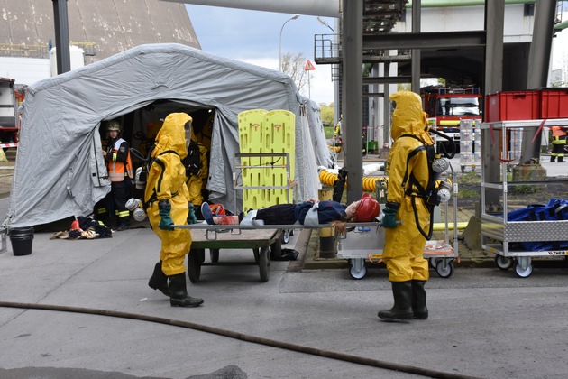 FW-DO: Feuerwehr, Technisches Hilfswerk und Deutsches Rotes Kreuz üben gemeinsam auf dem Gelände des ehemaligen Kraftwerk Knepper.