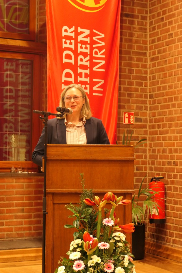 Feuerwehr Kalkar: Ehrungen im Ratssaal - Feuerwehr Kalkar würdigt Engagement und Gemeinschaft