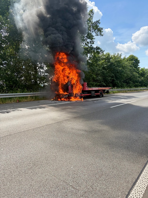 FW Ratingen: Brennender LKW auf der BAB 52 sorgt für Vollsperrung