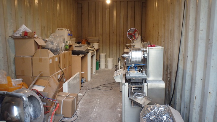 POL-DU: Stadtgebiet: Illegaler Arzneimittelhandel - Polizei entdeckt Container mit Potenzmittel-Labor