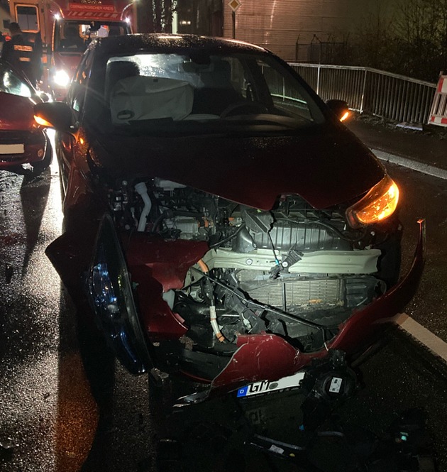 POL-GM: Zwei Autos nach Unfall nicht mehr fahrbereit