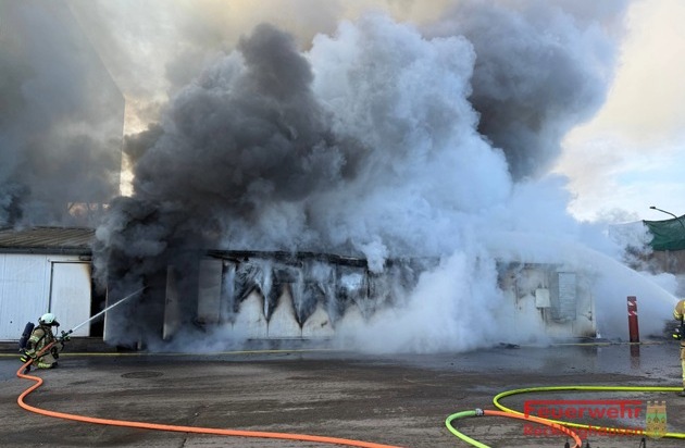 FW-RE: Brand in Heizkraftwerk am Freitagmorgen - keine Verletzten - massive Rauchsäule über Recklinghausen