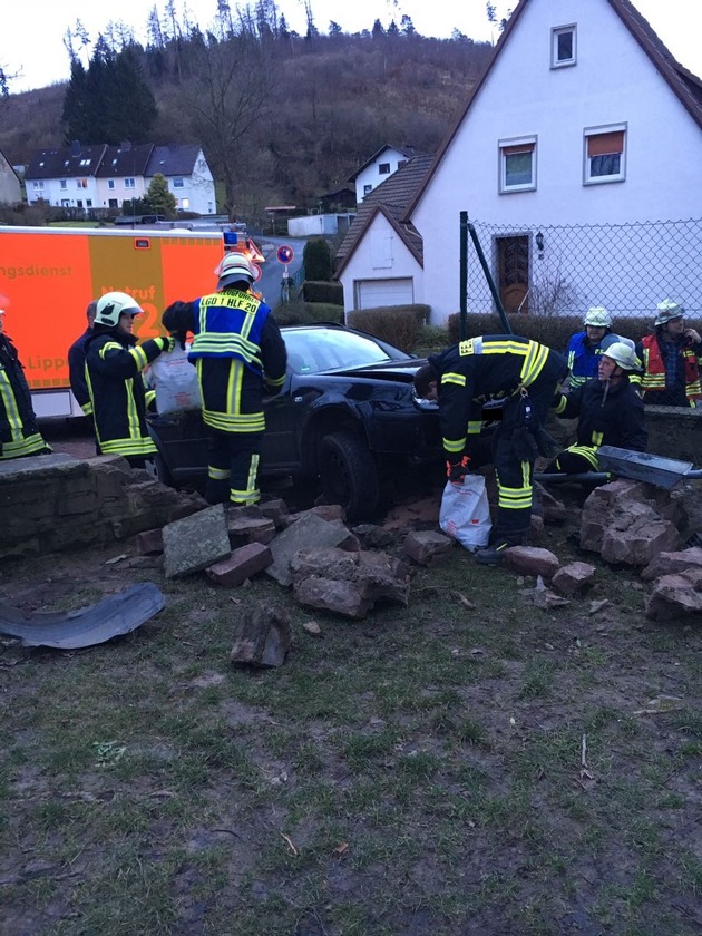 FW Lügde: Ölschaden nach Verkehrsunfall