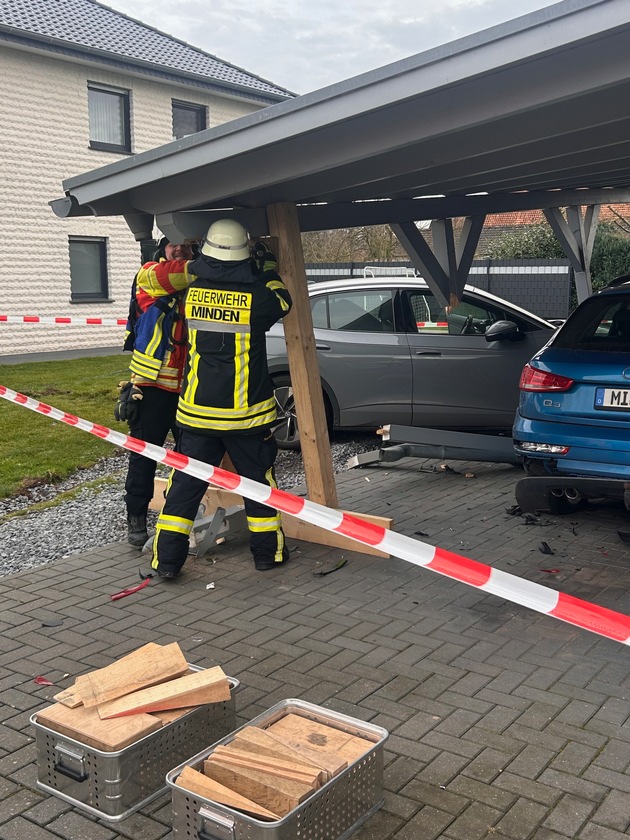 FW Minden: Einsturzgefährdetes Carport nach Kollision mit PKW in Dankersen