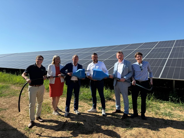 Feierliche Inbetriebnahme des Solarparks Darstadt im Landkreis Würzburg durch MaxSolar GmbH - 70 Megawatt saubere Energie