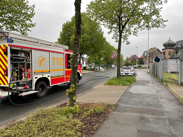 FW Dinslaken: Feuerwehr beseitigt Gefahr durch brennende Gasflasche
