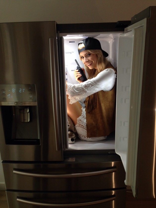 Bitch in the fridge. Warum sitzt Lena Gercke bei Thore Schölermann im Kühlschrank?