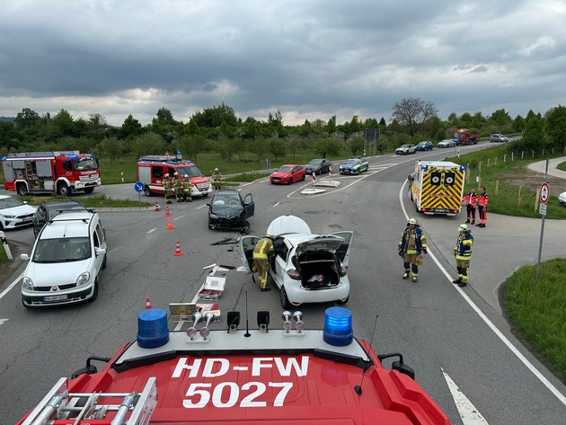 FW Weinheim: Verkehrsunfall auf der Kreisverbindungsstraße bei Weinheim - Zwei Leichtverletzte