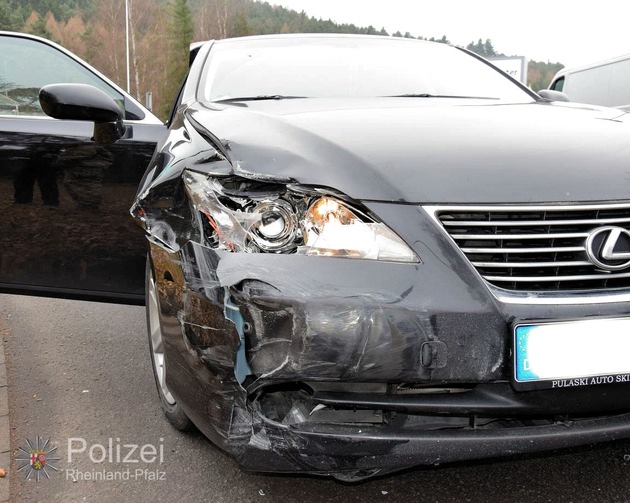 POL-PPWP: Kaiserslautern: Fünfstelliger Schaden beim Abbiegen