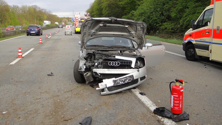 FW-NE: Verkehrsunfall zwischen zwei PKW