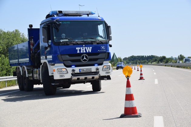 POL-HI: Gemeinsame Pressemitteilung der Bundesanstalt Technisches Hilfswerk (THW) und der Polizeiinspektion Hildesheim - Einsatzkräfte veranstalten Übung auf der Bundesautobahn