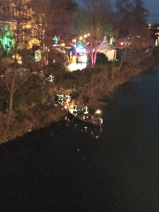 FW-MH: Personenrettung im drei Grad kalten Wasser der Ruhr