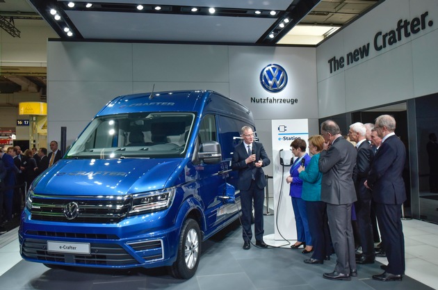 Bundeskanzlerin Merkel und die polnische Ministerpräsidentin Szydlo besuchen Messestand von Volkswagen Nutzfahrzeuge in Hannover