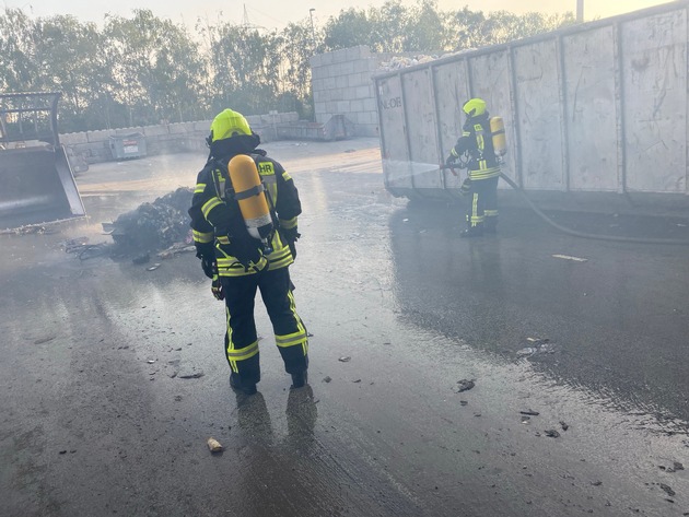 FW-OB: Brand auf Wertstoffhof Remondis