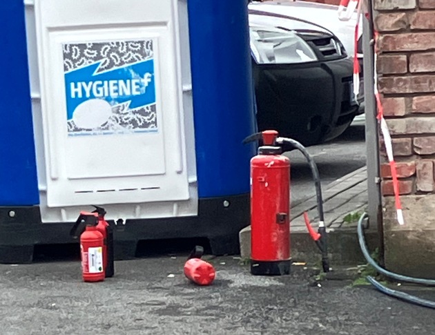 FW Ratingen: Ratingen - gemeldeter Containerbrand an Gebäude