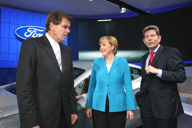 Angela Merkel am Ford-IAA-Stand