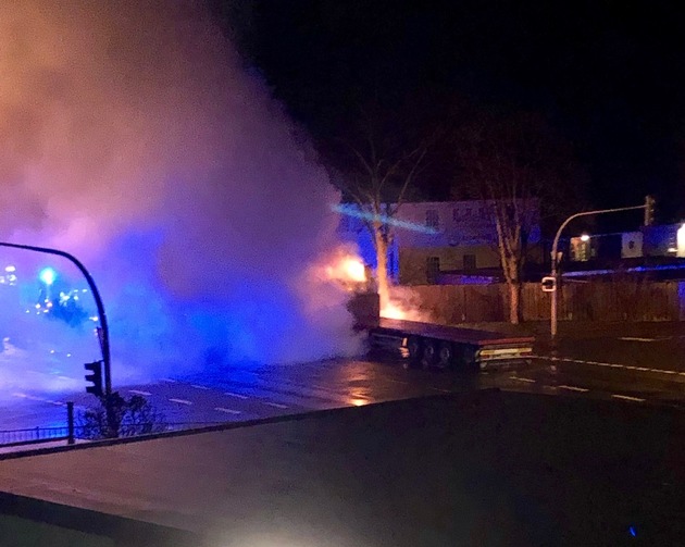 POL-NI: Nienburg-Verkehrschaos durch brennenden Lkw