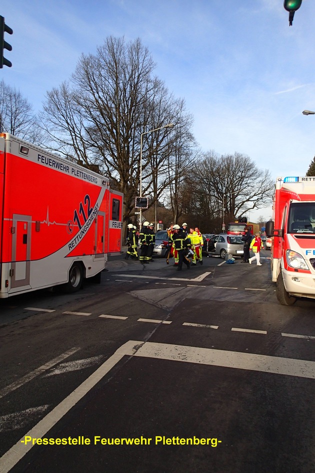 FW-PL: OT-Ohle/B236. Kollision im Kreuzungsbereich mit drei Verletzten