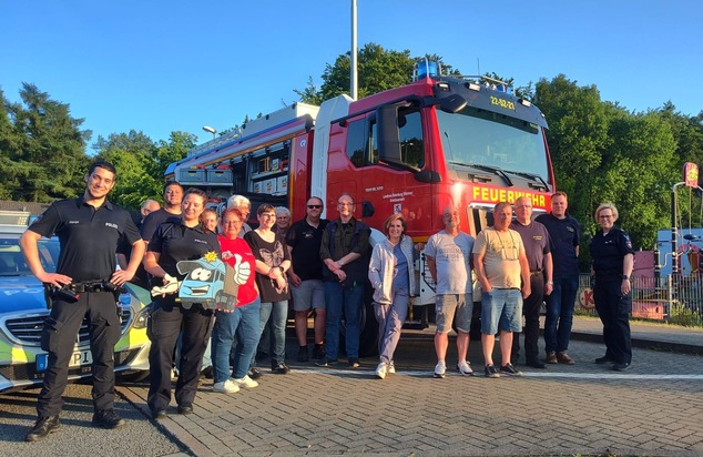 POL-ROW: Feuerwehr Sittensen mit neuem Rüstwagen beim Fernfahrerstammtisch