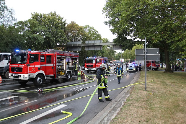 FW-E: Brennt Sattelzug mit 25 Tonnen Papier, zwei Reifen bersten durch Brandeinwirkung