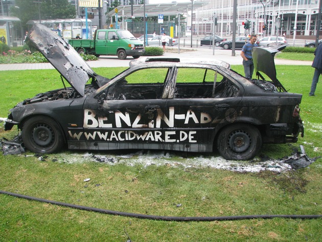 POL-F: 080627 - 0757 Messe: Aus Protest wegen zu hoher Benzinpreise: Mann zündet eigenes Auto an (Lichtbilder beachten)