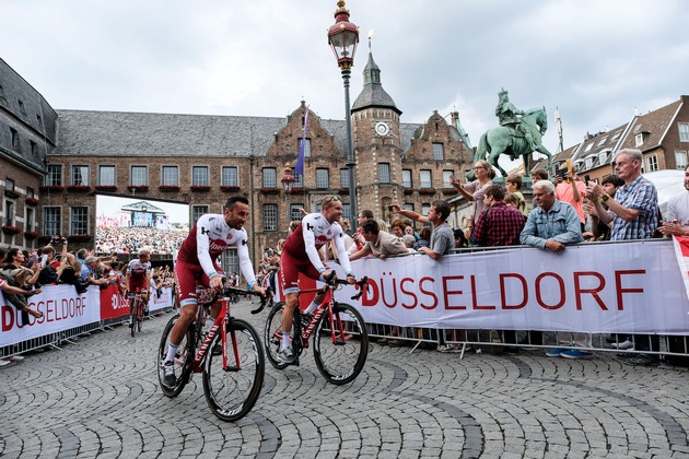 198 Radprofis bei Teampräsentation in Düsseldorf vorgestellt