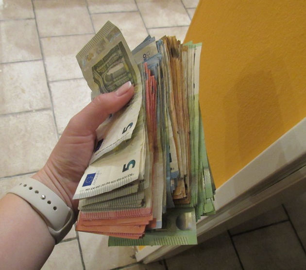 POL-ME: Polizei deckt mutmaßlich illegales Glücksspiel auf - mehrere zehntausend Euro Bargeld sichergestellt - Hilden - 2210123