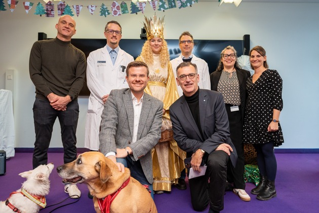 Nürnberger Christkind besucht junge Patientinnen und Patienten im Klinikum Nürnberg