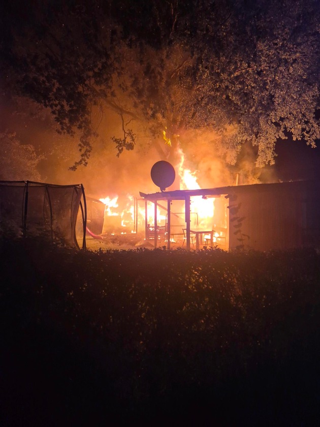 FW Bremerhaven: Feuer auf Kleingartengelände