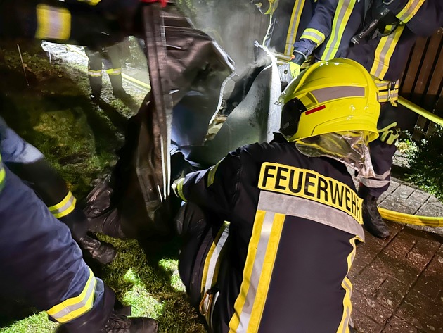 FW Flotwedel: Brennende Hecke sorgt für Feuerwehreinsatz in Eicklingen