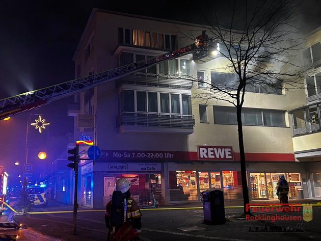 FW-RE: Brand in einem Mehrfamilienhaus mit 21 Betroffenen - Feuerwehr und Rettungsdienst im Großeinsatz