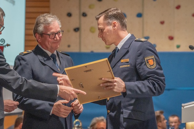 FW Paderborn: Jahreshauptversammlung der Feuerwehr Paderborn in der Mehrzweckhalle Dahl