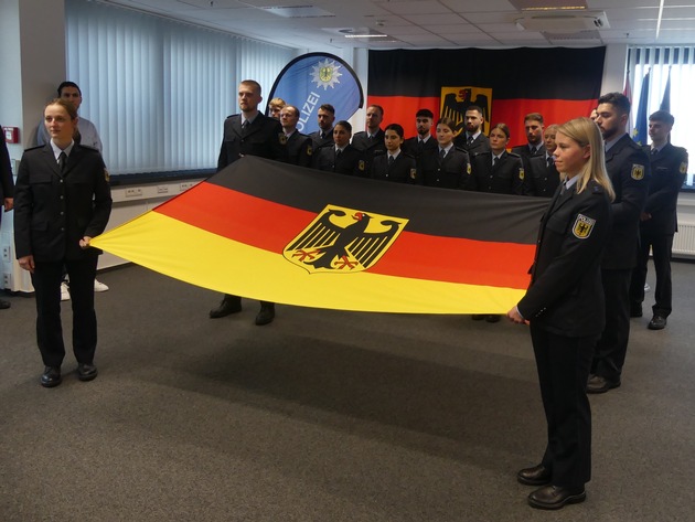 BPOL NRW: Vereidigung von 29 neuen Kolleginnen und Kollegen - Erfreulicher Personalzuwachs bei der Bundespolizei am Flughafen Düsseldorf