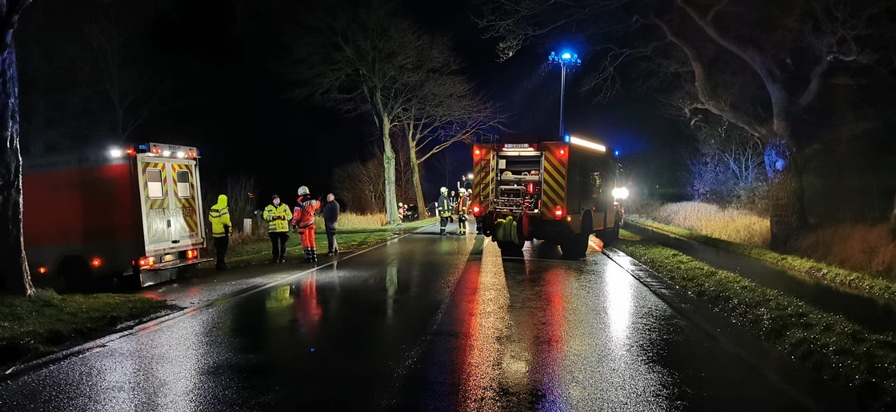 FW-RD: Verkehrsunfall auf der B203 Höhe Ernsttal - Fahrer schwerverletzt Auf der B203 Höhe Ernsttal, in Fahrtrichtung Fockbek, kam es am Samstag (02.01.2021) zu einem Verkehrsunfall.