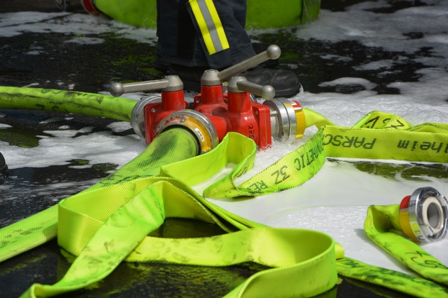 FW-MH: Werkshalle durch Brandereignis verraucht. Über 100 Personen evakuiert.