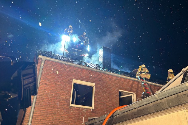 Feuerwehr Goch: Massives Feuer in Mehrfamilienhaus: 70j&auml;hrige Frau erleidet Rauchgasvergiftung