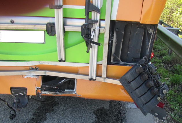 POL-VDMZ: LKW fährt auf Bus auf - Busfahrer und mehrere  Fahrgäste verletzt