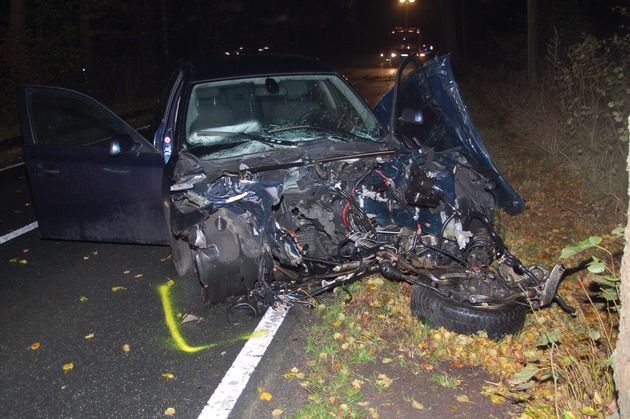 POL-STH: Auto frontal gegen Baum / Schutzengel fuhr mit