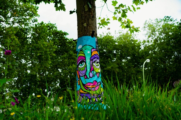 #artfortrees: Street-Art-Baumbewässerungssäcke sorgen für mehr Nachhaltigkeit und Kunst auf den Straßen Essens