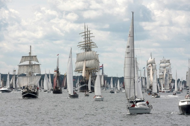 Kieler Woche 2012 - Internationale Marinesoldaten und Schiffe zu Gast im Marinestützpunkt (BILD)