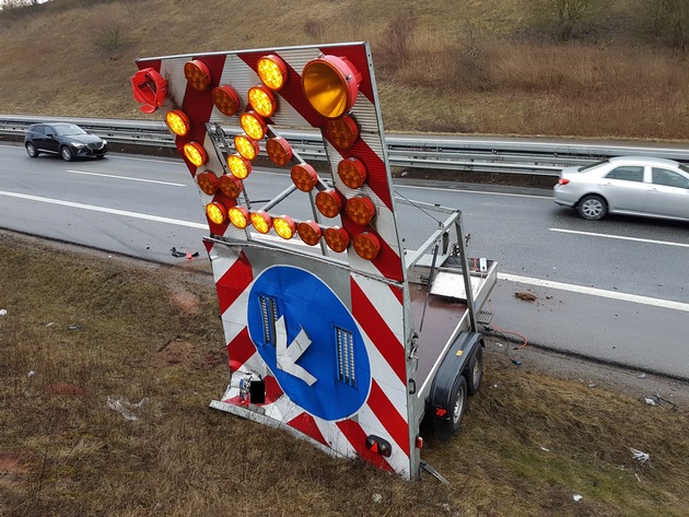 POL-PDKL: A63/Winnweiler, Lkw kracht in Absperrwand