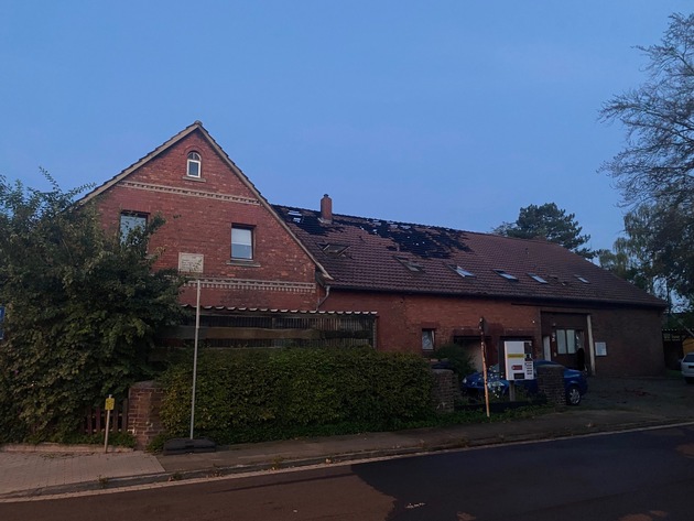 FW Minden: Wohnungsbrand greift auf Dachstuhl über.