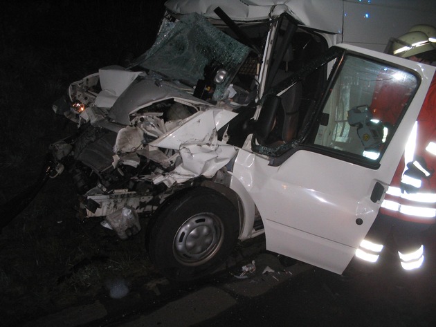 POL-HI: Schwerer Sprinterunfall auf der A 39 -Fahrer verletzt eingeklemmt -