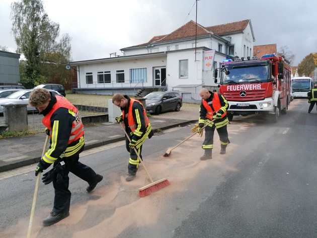 FW Horn-Bad Meinberg: 11km lange Dieselspur beschäftigt Feuerwehr ca. 3 Stunden