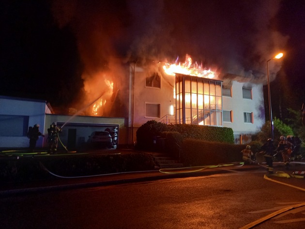 FW-EN: Abschlussmeldung: Zweifamilienhaus brannte im oberen Bereich in voller Ausdehnung - Keine Verletzten - Ausbreitung auf Produktionsgebäude verhindert - Tiere in Sicherheit gebracht.