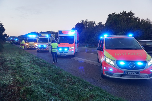 FW Ratingen: Verkehrsunfall - BAB3 - 7 verletzte Personen