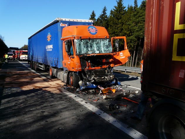 POL-WL: Lkw fährt auf Stauende, Fahrer schwer verletzt