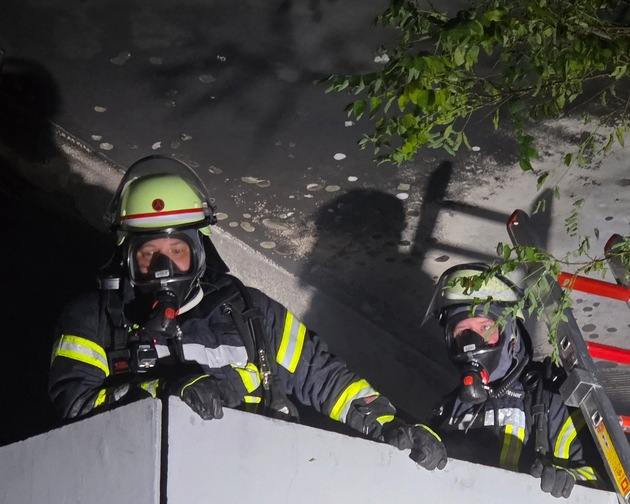 FW Celle: Balkon eines achtgeschossigen Wohngebäudes in Vollbrand - Mehrere Wohnungen verraucht!