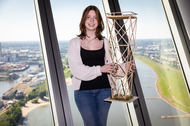 Schülerinnen aus Oberhausen und Schloß Holte-Stukenbrock bauen die besten Turmmodelle und vertreten das Land in Berlin