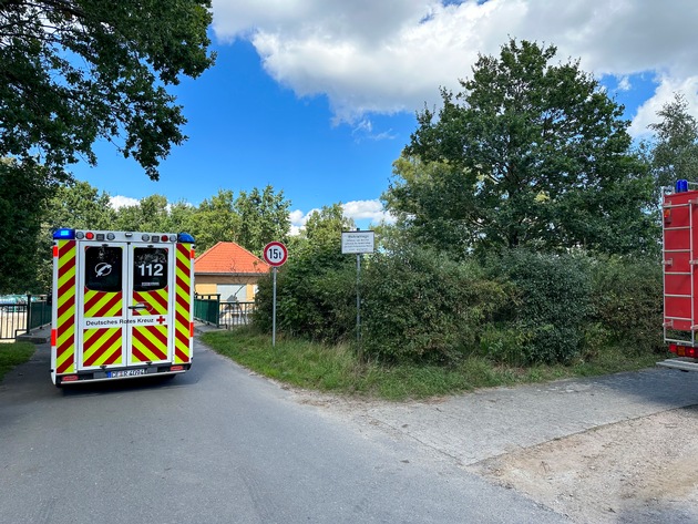 FW Flotwedel: Kind in Wehranlage geraten - Feuerwehr und Rettungsdienst in Oppershausen im Einsatz